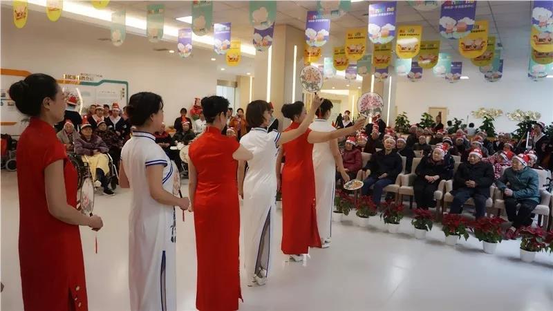 四川省爱乐女子合唱团参与养老院