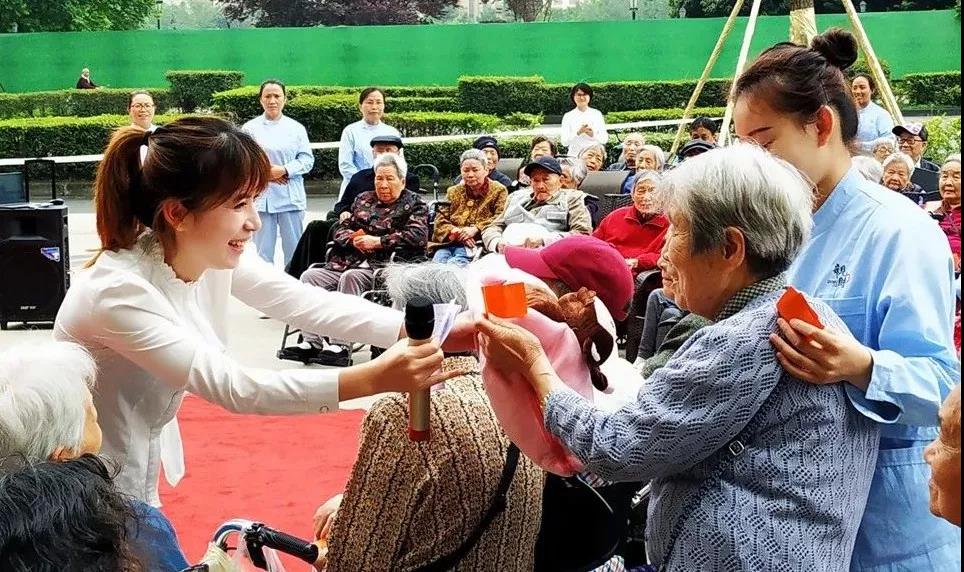 成都养老院亲睦家五一活动