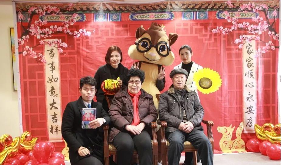 成都亲睦家养老院工作人员和长者